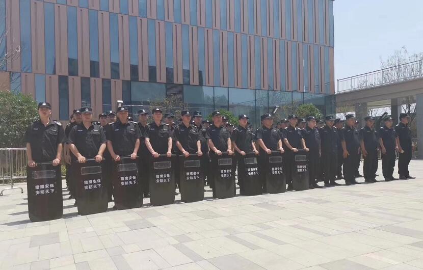 漢江夢開盤，湖北獵鷹保安公司繼續(xù)維護現(xiàn)場秩序