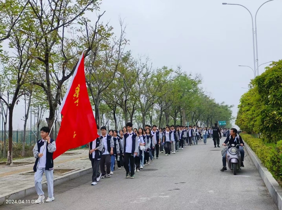 棗陽市師苑高中 春風(fēng)伴研學(xué)，獵鷹保護航。